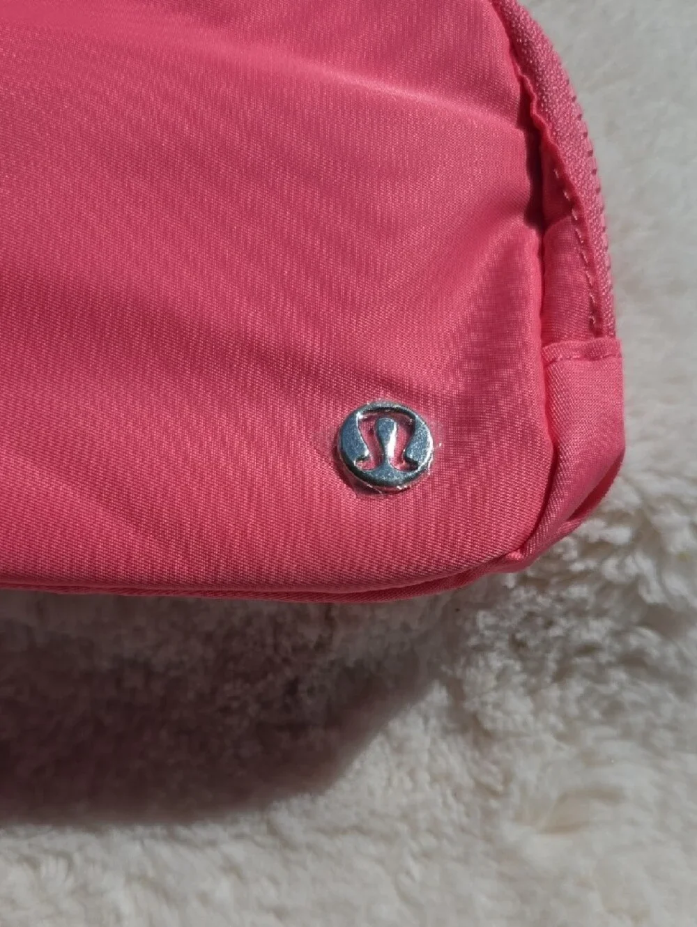 lululemon athletica Everywhere Belt Bag - Bright Pink - Picture 3 of 5